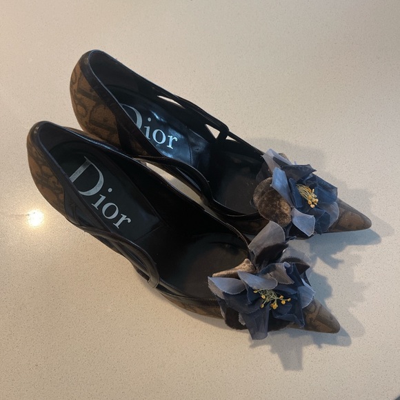 Dior Trotter Romantique heels 
L10.75"
HH 3.5"
marked size: 37.5 - Picture 3 of 3